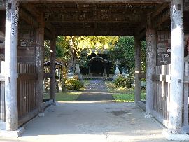 佐竹寺楼門から見た歴史が感じられる参道先に見える本堂