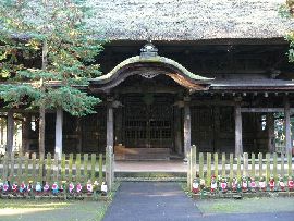 佐竹寺本堂の唐破風向拝と古びれた茅葺屋根
