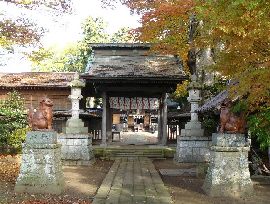 若宮八幡宮：神門正面とその前に置かれた陶製狛犬と石燈篭