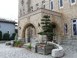 �����c������F�E�΂߂��猩�����փ|�[�`