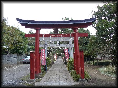 女化稲荷神社：境内正面に設けられた朱色の大鳥居
