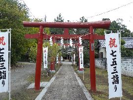 女化稲荷神社：参道石畳沿いに設けられた鳥居