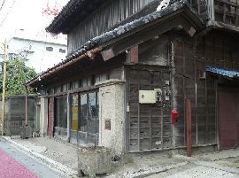 旧小野瀬家住宅：主屋１階の下屋庇と戸袋