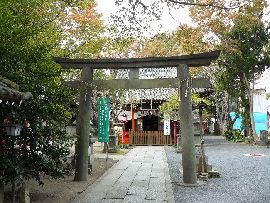 八坂神社：参道石畳み沿いに建立された石鳥居