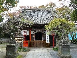 八坂神社：拝殿正面と石造狛犬