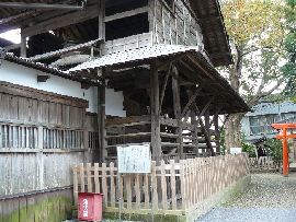 八坂神社：右斜め前方から見た本殿と覆い屋