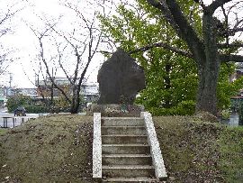 多賀谷城：土盛の上に建立されている石碑