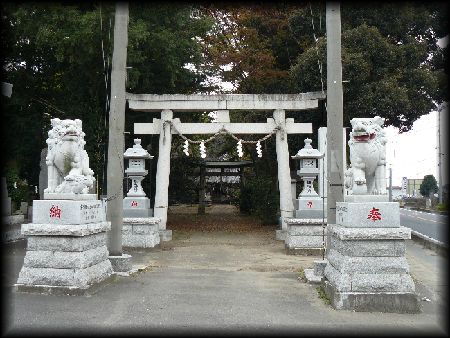 宗任神社の鳥居と狛犬、石灯篭