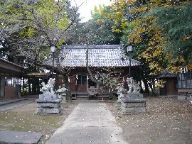 宗任神社の参道からの拝殿と狛犬