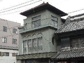 �r��ƏZ��F�剮�̂Q�K�ƂR�K�̊O�ǂƊJ����