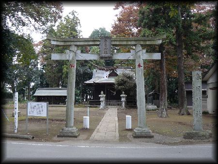 春日神社：境内正面に設けられた石鳥居と石造社号標