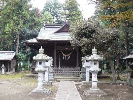 春日神社：参道石畳みから見た拝殿と石燈篭