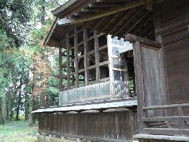 春日神社：左斜め前方から見た本殿と覆い屋と透塀