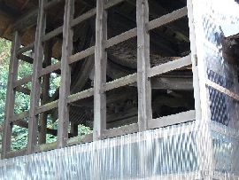 春日神社：覆い屋から垣間見える本殿の屋根