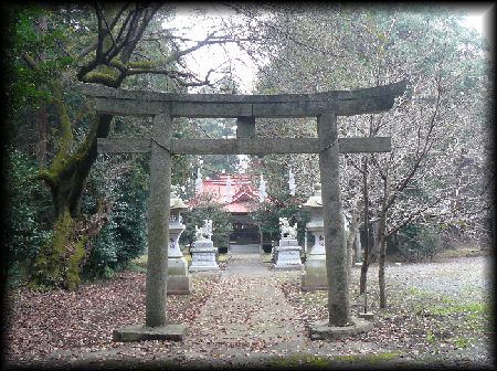 八幡神社：境内正面に設けられた石鳥居