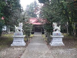 八幡神社：参道に設けられた石造狛犬