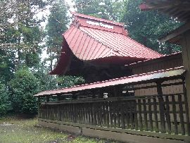 八幡神社：左斜め前方から見た本堂と透塀