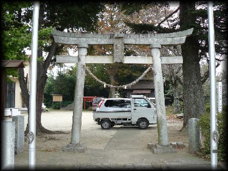 八幡神社：境内正面に設けられた石鳥居