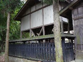 八幡神社：左斜め前方から見た本殿と覆い屋と透塀