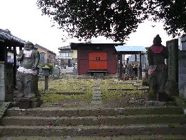 医王寺薬師堂：文化財指定されている石造仁王像