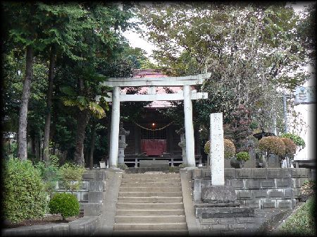 上羽黒神社：境内正面に設けらえた大鳥居と石造社号標