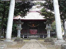 上羽黒神社：参道石畳みから見た拝殿と石燈篭