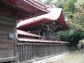 上羽黒神社：右斜め前方から見た本殿と透塀