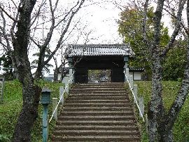 観音寺：参道石段から見上げた山門
