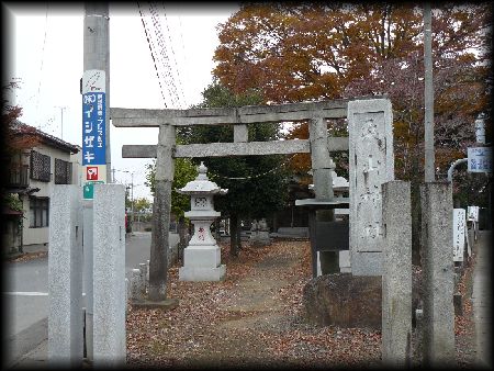 桑山神社：境内正面に設けられた石鳥居と石造社号標と石燈篭