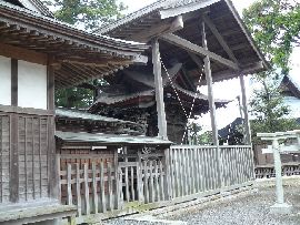 桑山神社：右斜め前方から見た本殿と透塀