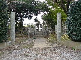 関城：城跡に建立されている関宗佑の墓
