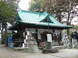 下羽黒神社：左斜め前方から見た拝殿と銅製燈篭と銅製天水桶
