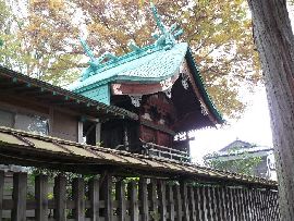 下羽黒神社：右斜め前方から見た本殿と透塀