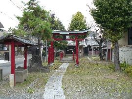 田中稲荷神社：参道石畳みから見た朱色の木鳥居