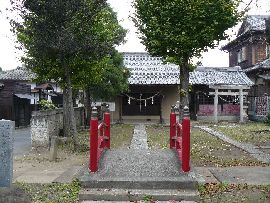 田中稲荷神社：神橋から見た境内の様子