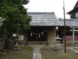田中稲荷神社：拝殿正面と石燈篭