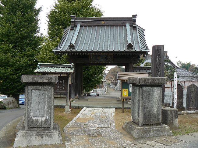定林寺：境内正面に設けられた山門と寺号標と石碑群