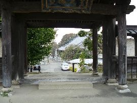 定林寺：山門から見た境内の様子