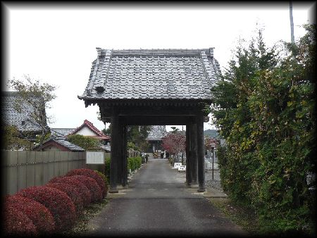 �������F�Q���ɐ݂���ꂽ�R��i�l�r��j