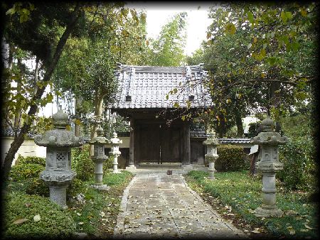 来応寺：参道石畳みから見た山門と石燈篭