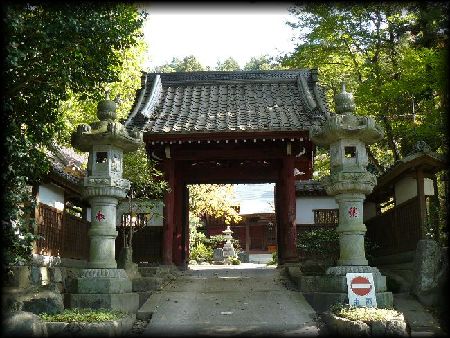 普門寺：境内正面に設けられた赤門と石燈篭