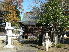 北斗寺：参道から見た本堂と石燈篭