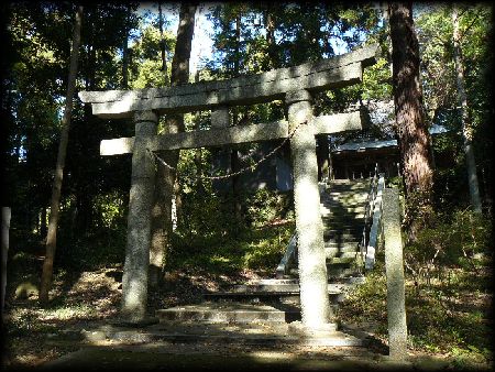 飯名神社境内正面に設けられた石造鳥居
