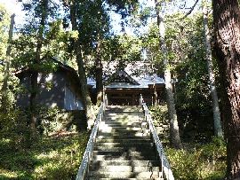 飯名神社の歴史が感じられる参道と石段