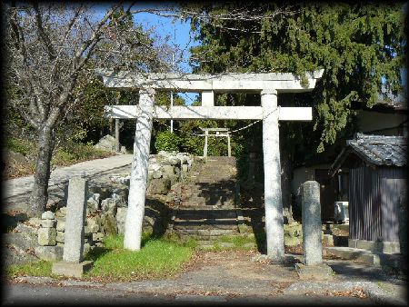 鹿島神社：境内正面に設けられた大鳥居と石造社号標