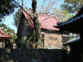 鹿島神社：拝殿背後に鎮座している本殿と覆い屋