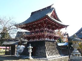 慶竜寺の境内に建立されている鐘楼と石造燈篭