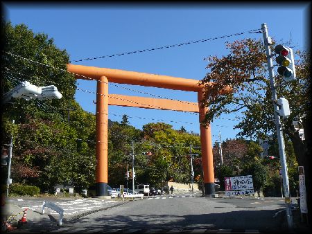 筑波山神社境内正面に設けられた朱色の巨大な大鳥居