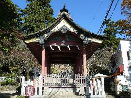 筑波山神社神橋とその上に架かる格式を感じさせる屋根
