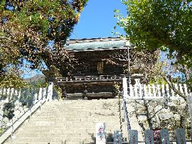 筑波山神社石段から見上げる随神門（楼門）と玉垣と石垣